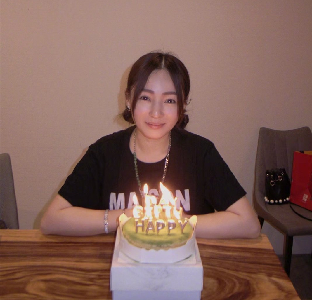 张韶涵为妹妹庆生，差1岁却长得像双胞胎，万梓良前妻携女儿现身