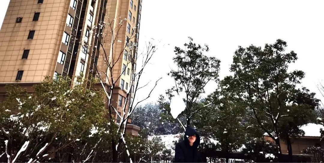 一场大雪一场欢，打雪仗、堆雪人，像小孩子一样激动兴奋