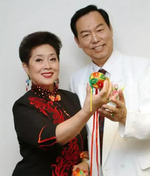 黄婉秋：靠“刘三姐”吃一辈子，嫁小6岁平凡丈夫生女，恩爱一生