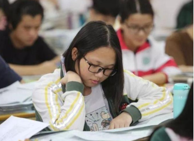 大学生迎来坏消息，多所高校学费上调，家长：上不起学了