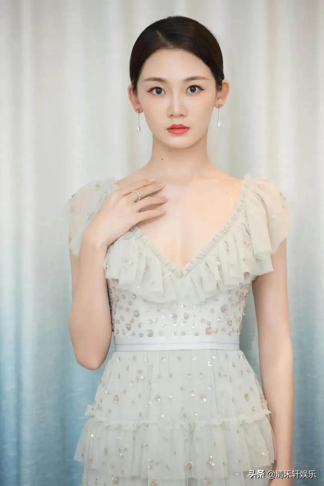 苗苗长发披肩时，更温婉动人。羡慕郑恺，娶到漂亮的老婆回家