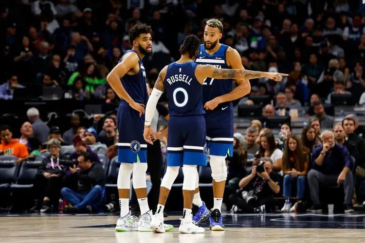 nba球員有哪些數(shù)據(jù)不突出（一塌糊涂！本賽季發(fā)揮最糟糕的十位球員，湯普森實力下滑嚴重）