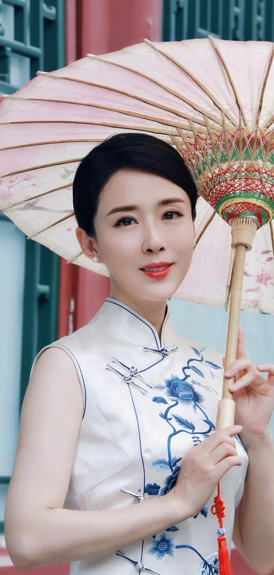 颜丹晨温柔对自己，打败时间，时尚又有女人味的美图合集