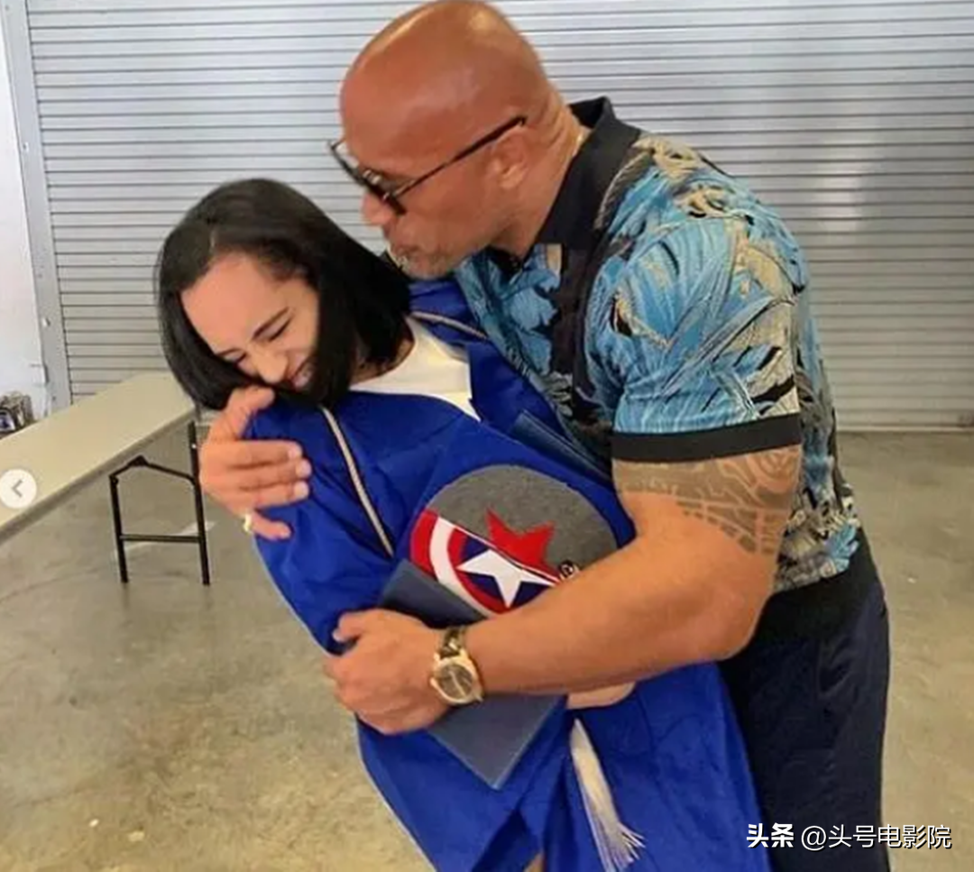 美国摔跤手钱书(红发鼻环！巨石强森21岁女儿首次亮相WWE，成家族第四代摔跤手)