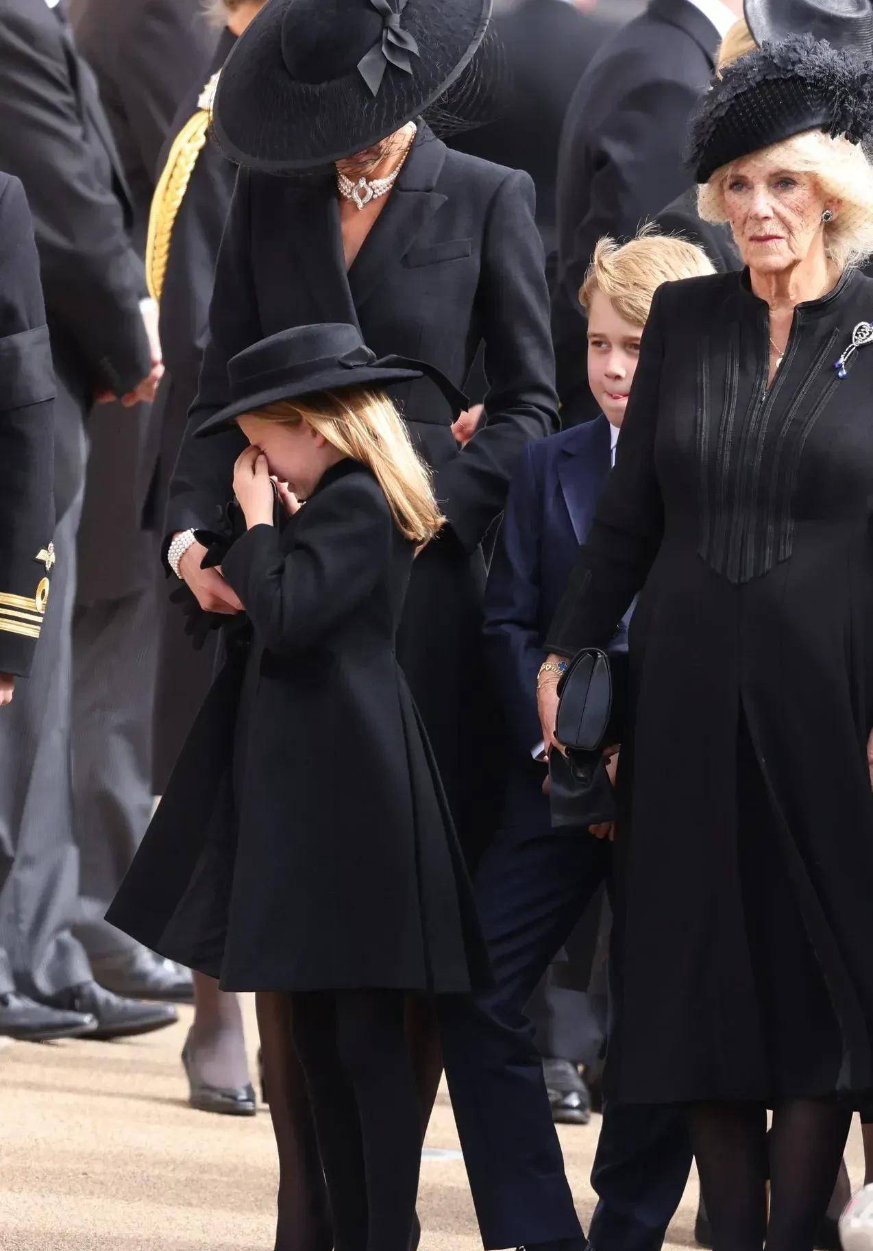 夏洛特公主拒绝向卡米拉行屈膝礼,女王葬礼上曾被卡米拉训斥