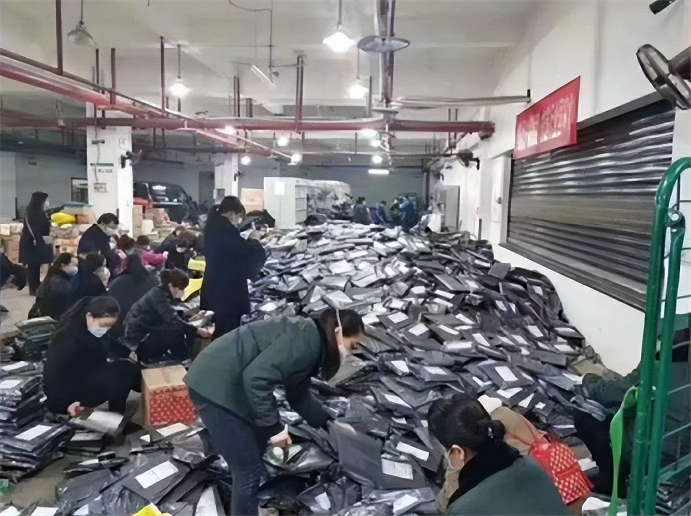 中国最强快递公司，却被网友质疑开不下去，中国邮政的隐秘硬实力