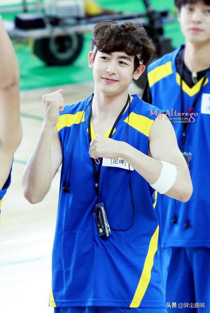 2pm尼坤当年小奶狗肌肉外表人气超高33岁近况却变黝黑胡渣大叔