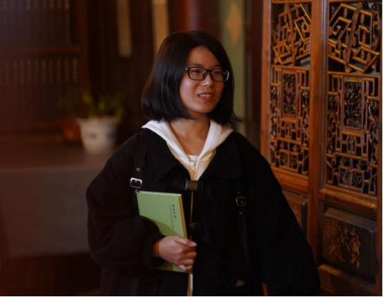 北大考古女孩回母校演讲，因“凡尔赛”演讲走红，这是怎么回事？