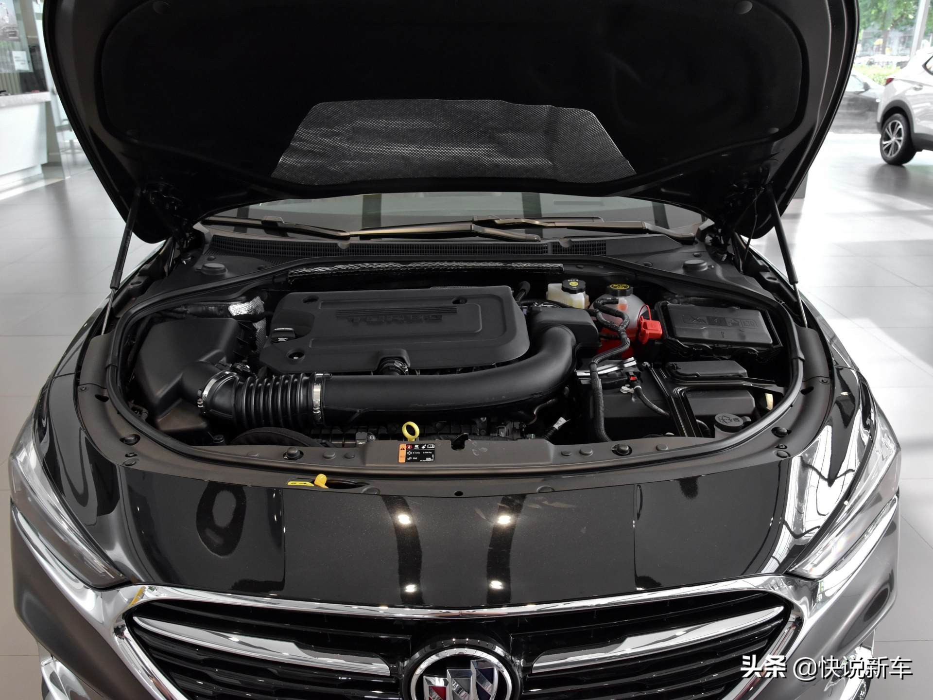 综合油耗6.9L/100km，大气稳健，内饰豪华，实拍君越