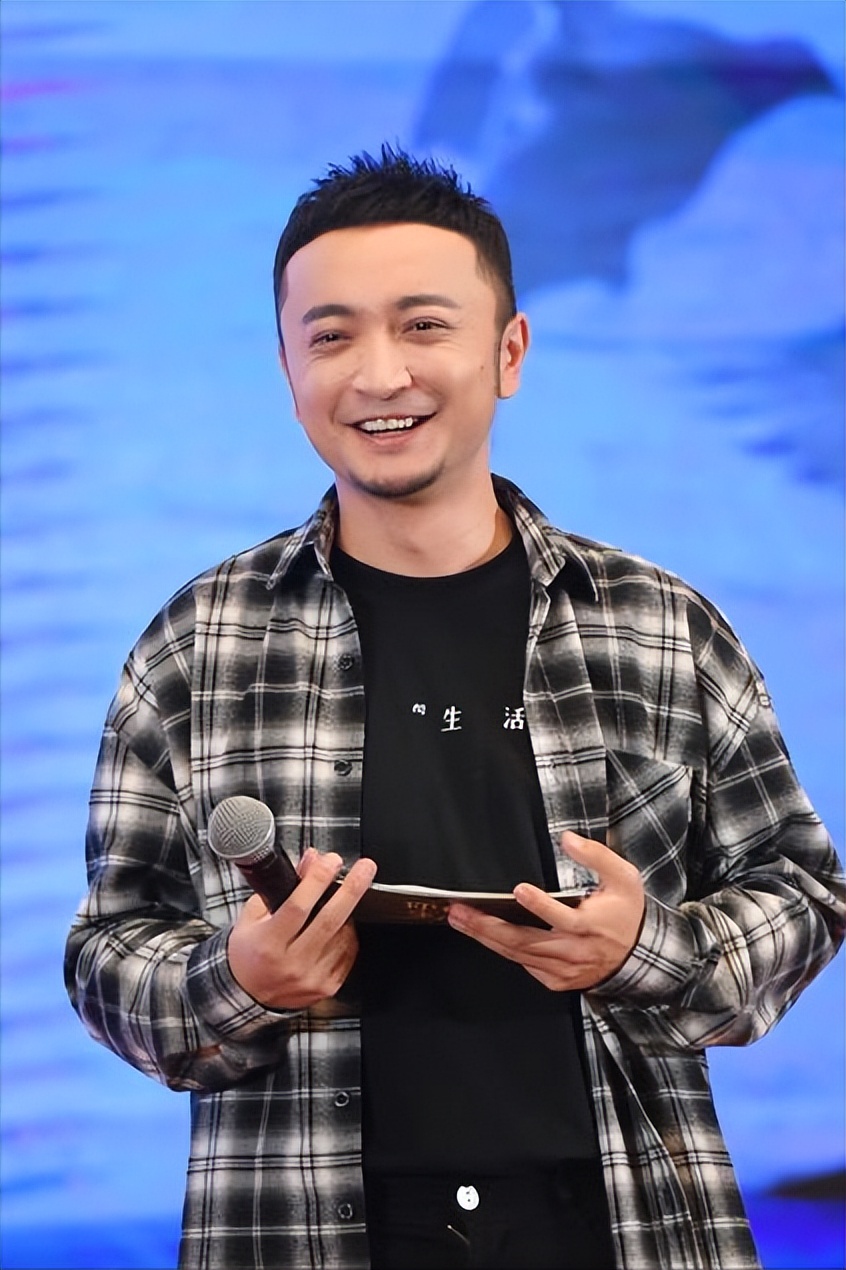 央视主持人尼格买提:30岁结婚,婚后9年无儿无女,成父母最大遗憾