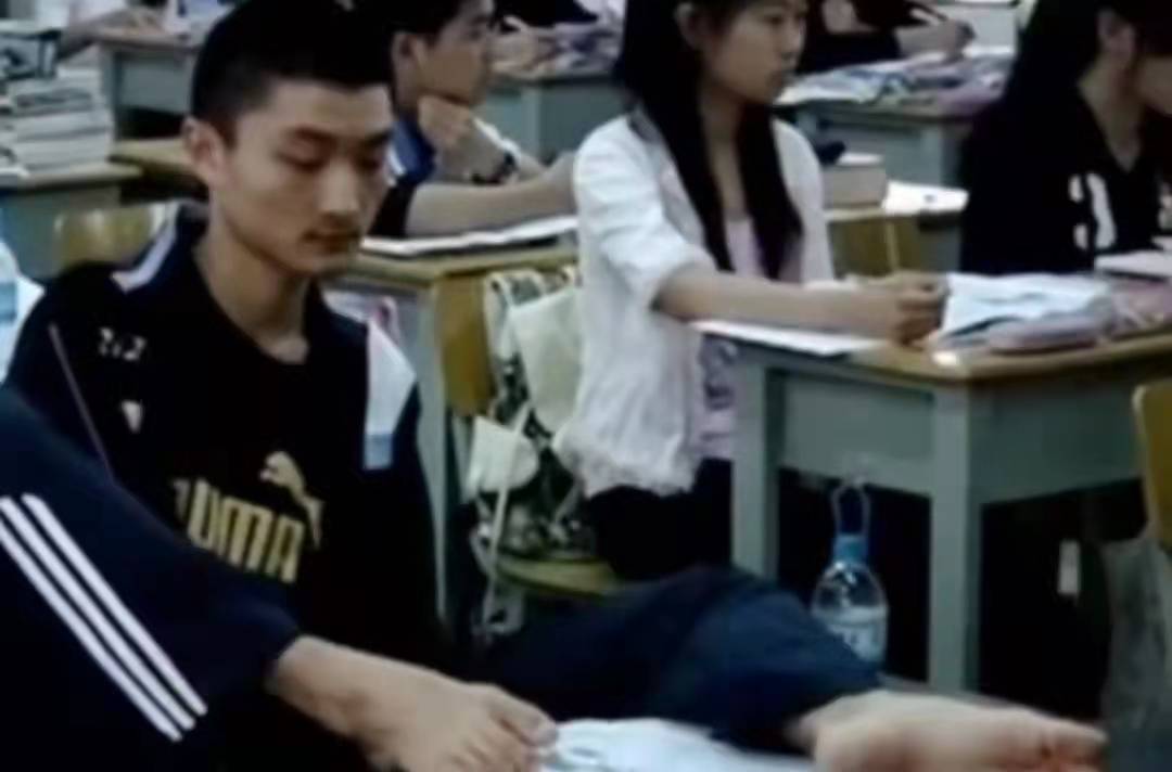 他7岁失去双臂，幼小年纪努力学会各种生活技能，被剑桥大学录取