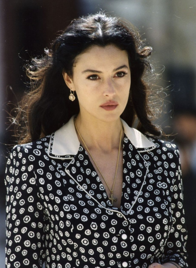 57岁单亲妈妈莫妮卡:17岁大女儿遗传神颜,11岁小女儿身高优越