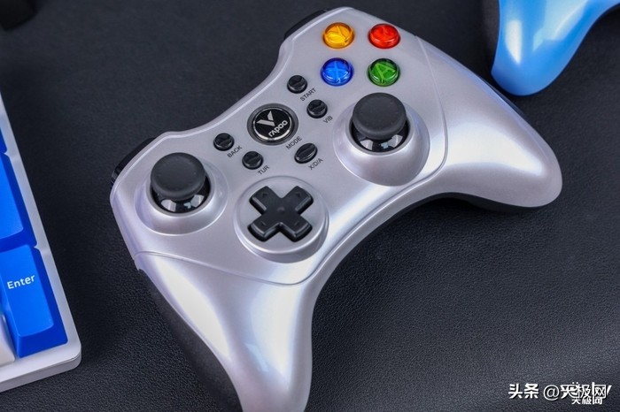 实况足球用什么手柄好（实惠又全能的进阶游戏装备 雷柏V600S游戏手柄评测体验）-趣拿体育