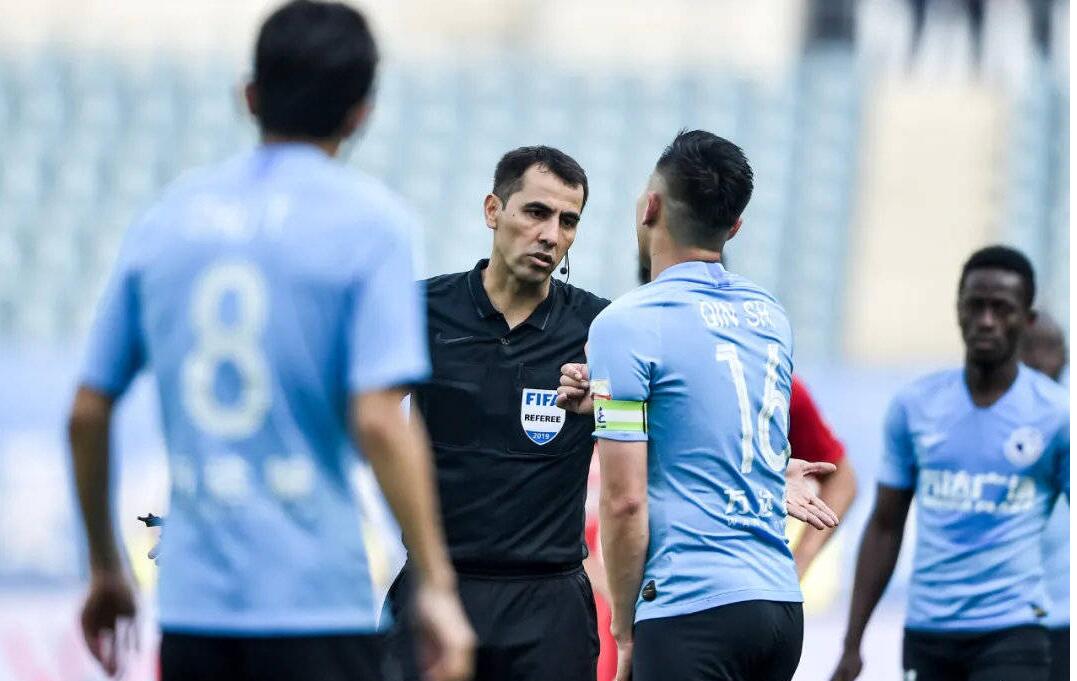 什么级别的足球裁判能吹中超（新赛季中超又要邀请洋哨执法，本土裁判又要下岗失业了吗？）