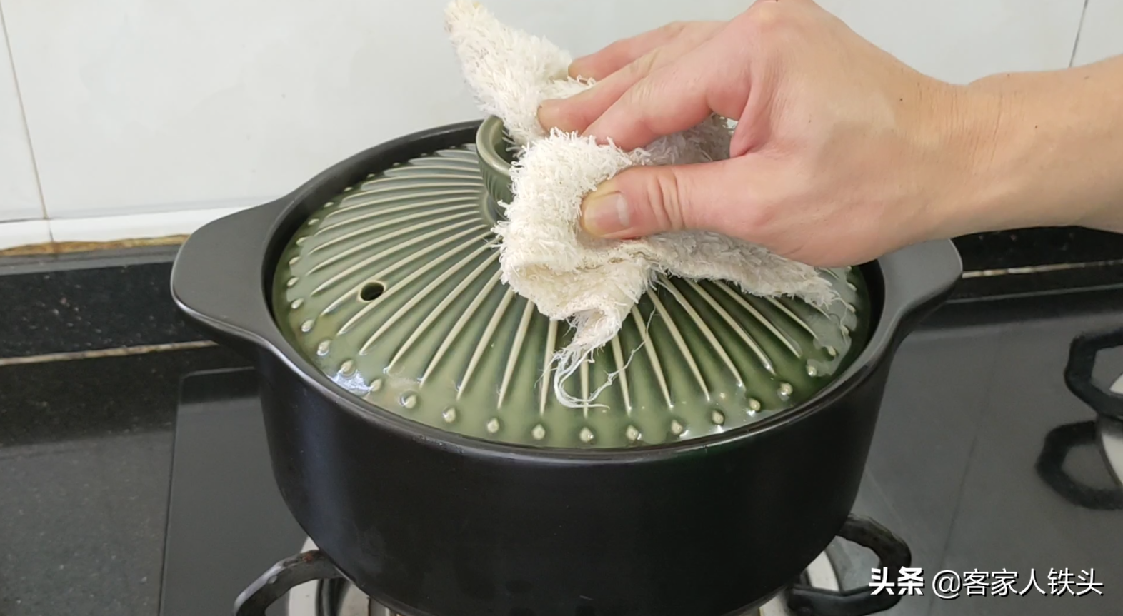 2斤五花肉，垫个竹网放入锅中，出锅软糯好吃又好看，做法很简单