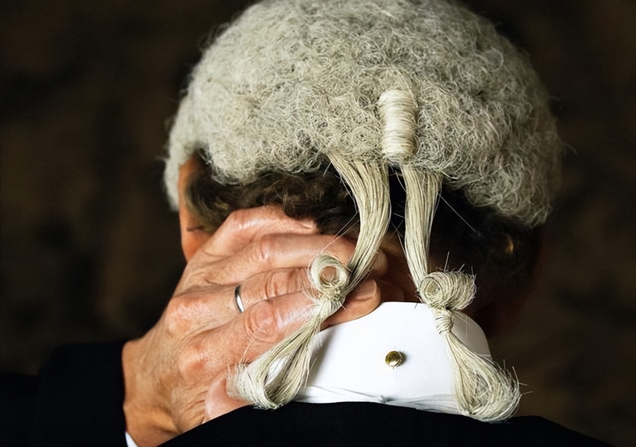 香港已回归24年，为何还脱不掉“滑稽”的假发？是时候摘下了