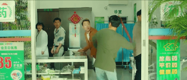 打架斗殴的电影中国(《卧鼠藏虫》文松一人饰两角，一个“打”字贯穿全剧)