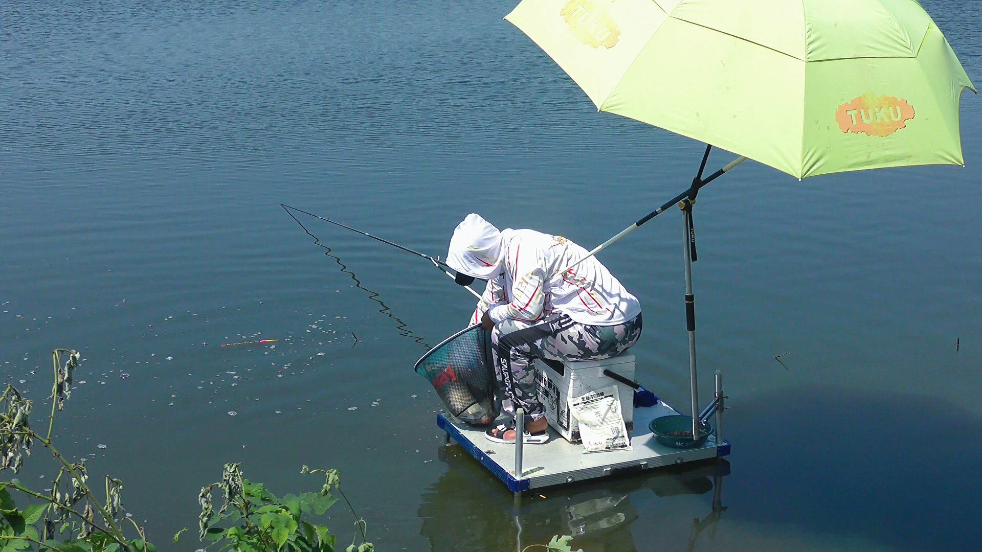3米竿抛起来都难,大师钓鱼抛竿为何很精准,是因为这几点