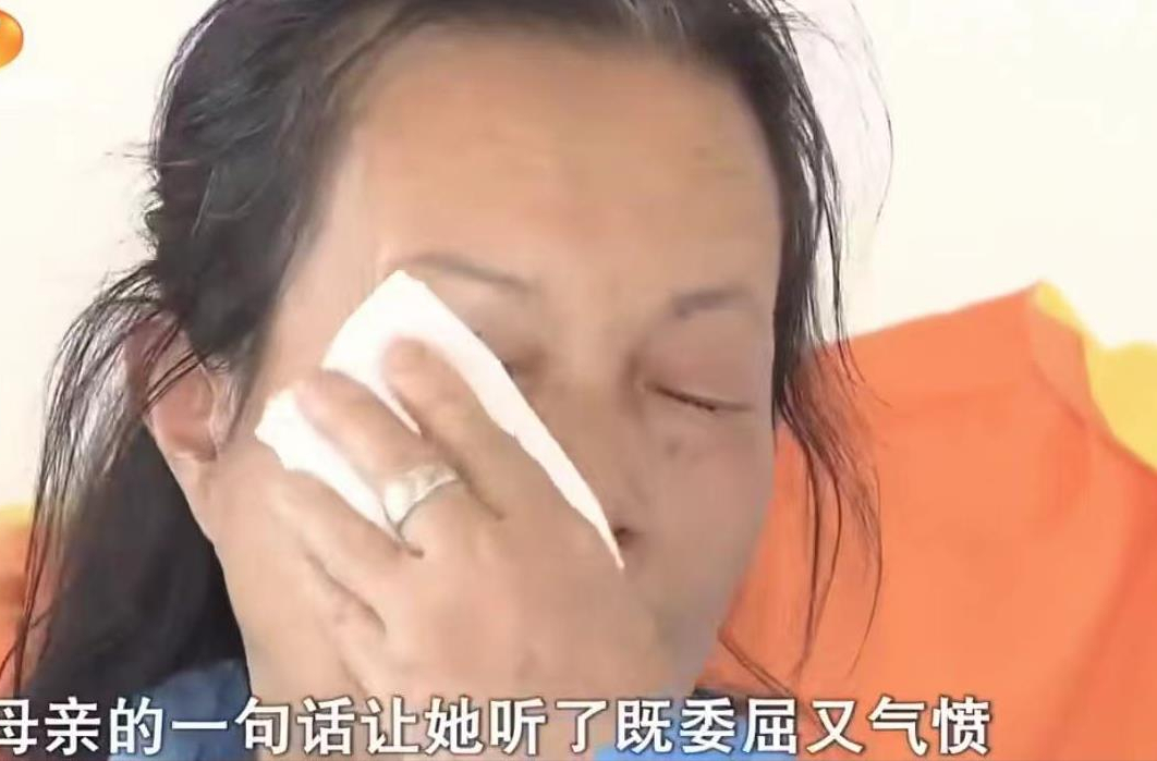 女儿伺候老妈端屎端尿，得知房子过户给了3姐妹哭泣：我想要公平