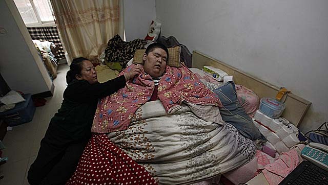 河北小伙胸口顶着200多斤肉球，体重500斤，吃喝拉撒在床上解决