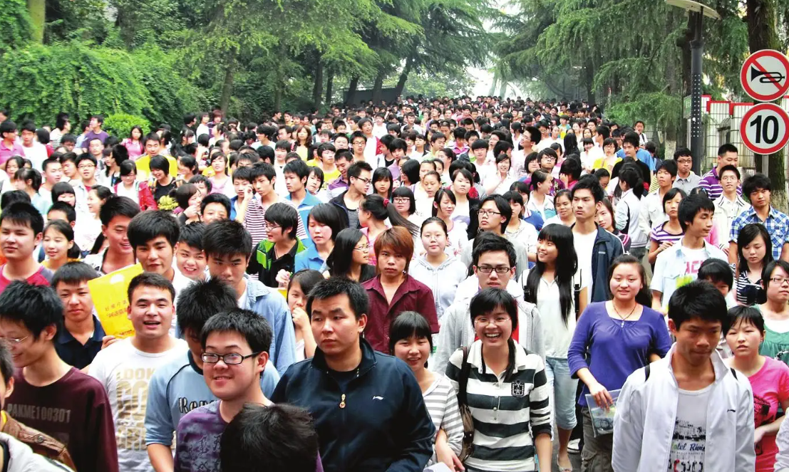 上海某高校女教师走红，眉眼精致像“芭比娃娃”，网友看法却不同