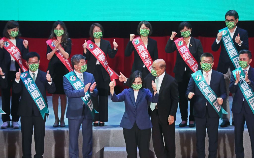 蔡英文率18縣市長參選人造勢台灣網友：民進黨不倒，台灣不會好