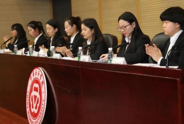 一所大学堪称“女儿国”，从校名就可以看出，男生在校内很少见