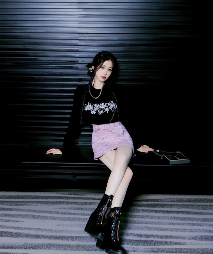 虞书欣穿黑色吊带裙冲上热搜,因《苍兰诀》爆红后,改变有多大?