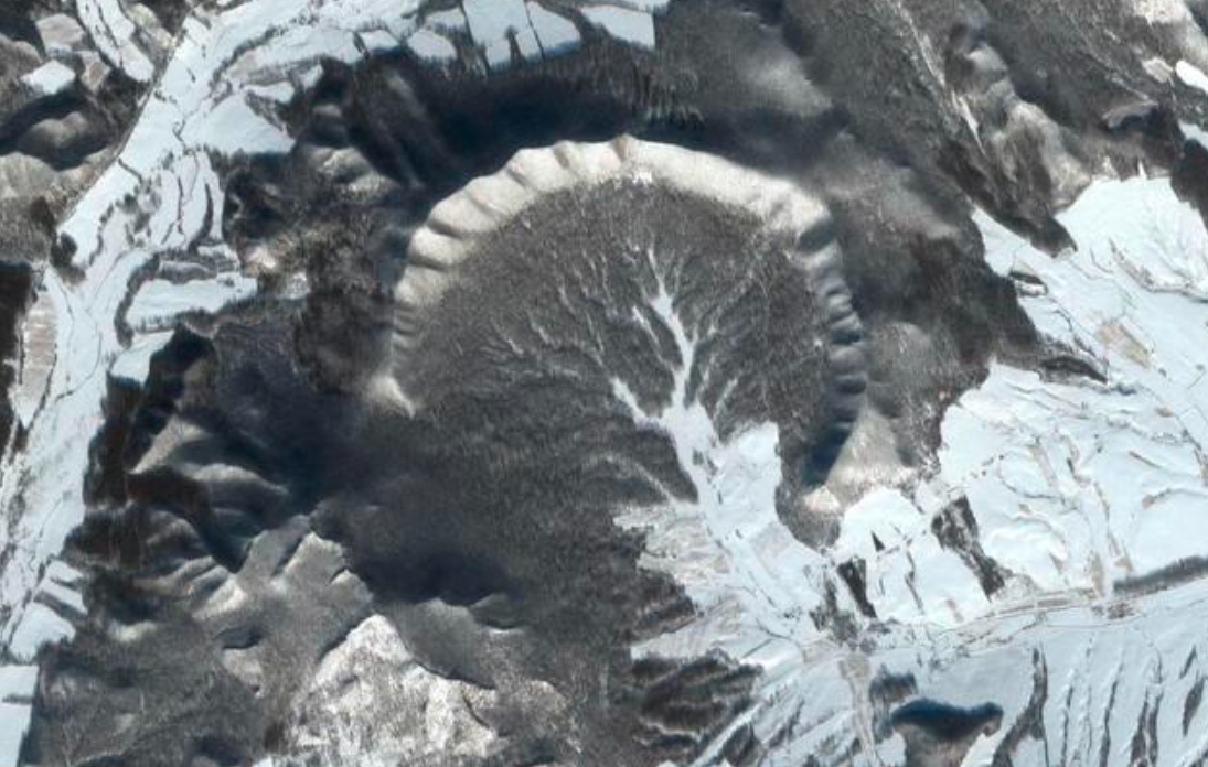 依兰陨石坑:4.9万年前,一颗直径100米的陨石砸在了我国境内