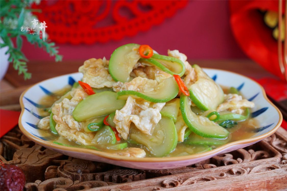年夜饭的“拿手”素菜，西葫芦和鸡蛋一起炒，想不到的好吃，简单