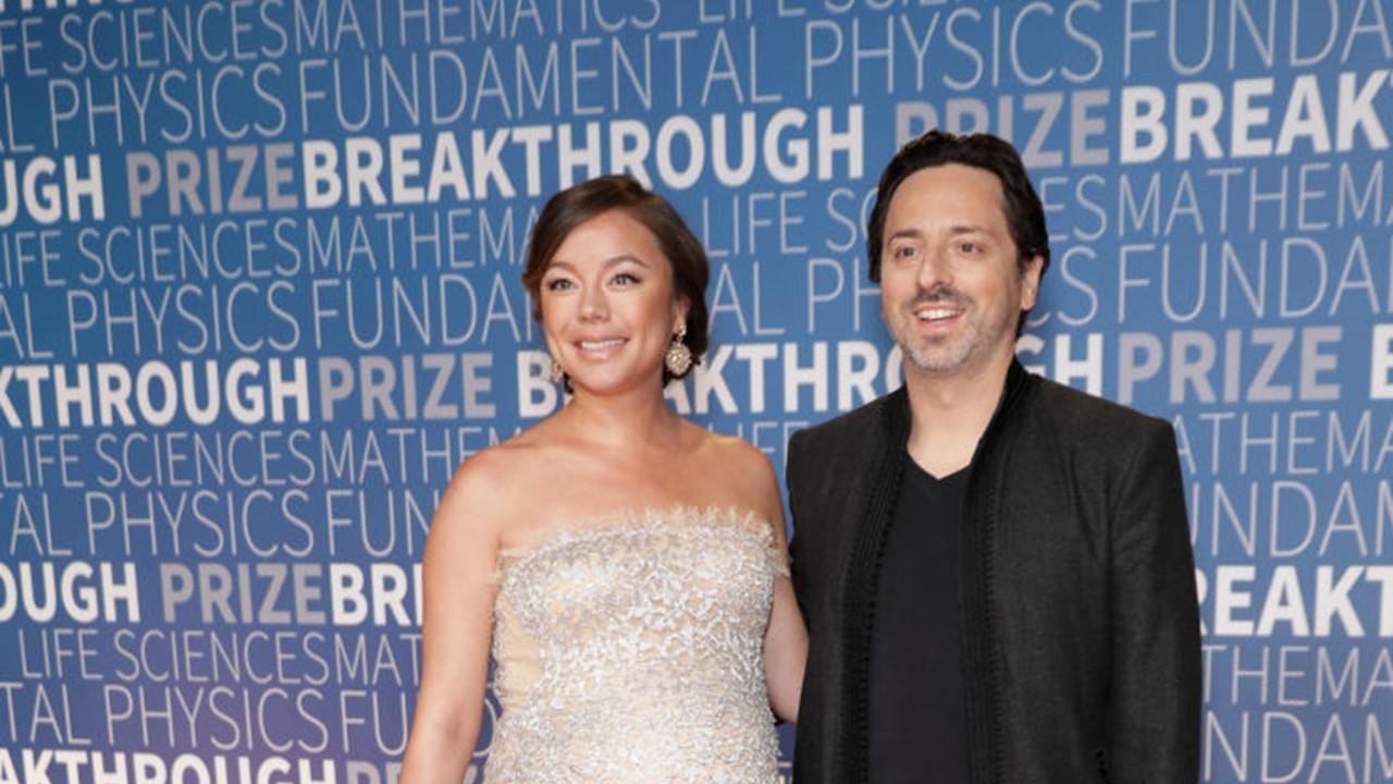 邓文迪91岁前夫默多克要离婚，妻子年轻时随身带婚纱求嫁摇滚巨星