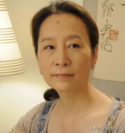 同是50+女星走红毯，内地女星和港台女星的造型，差距真是太远了
