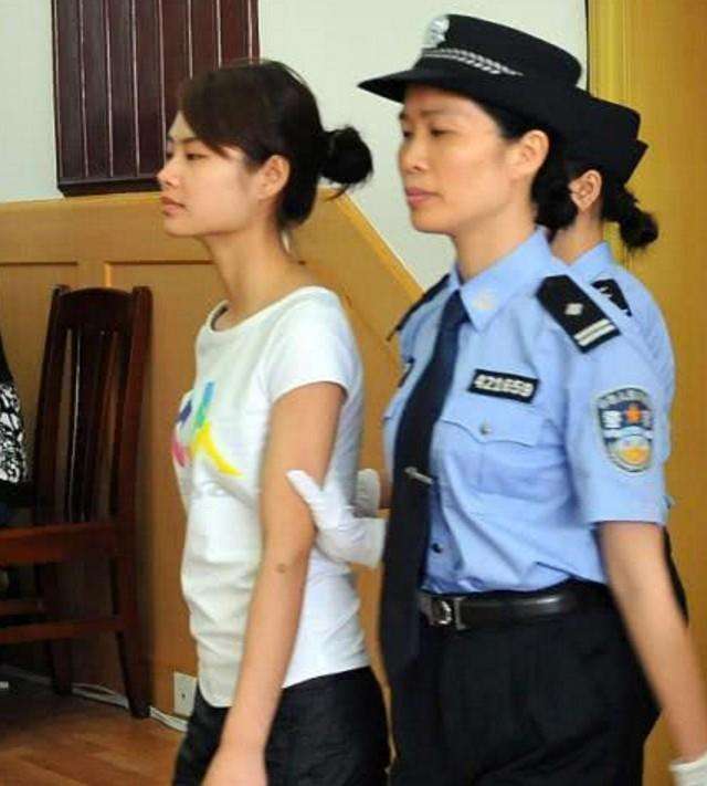 我是个“洗脚妹”，2009年被寻欢官员侵犯凌辱，反抗无望后杀人