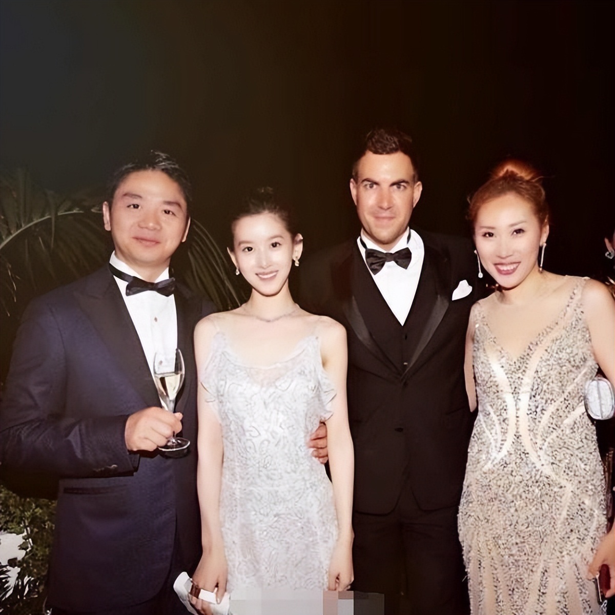 章泽天与富豪老公并肩更美了，就算穿着成熟的裙装，也仍然很稚嫩