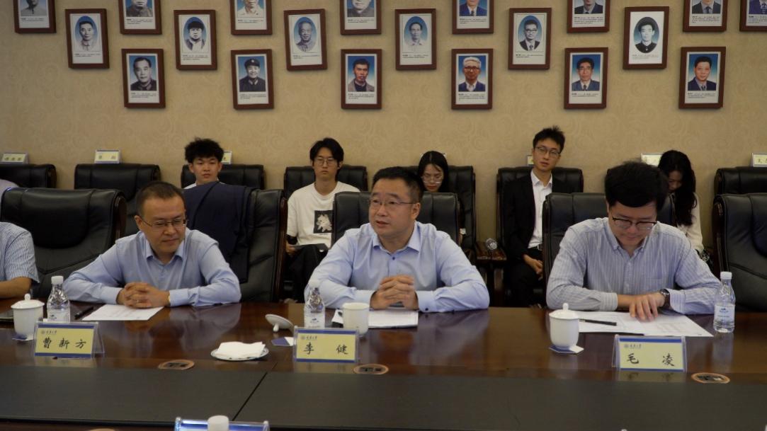 重庆大学-华为“智能基座”对标交流会暨2021年度表彰会顺利举行