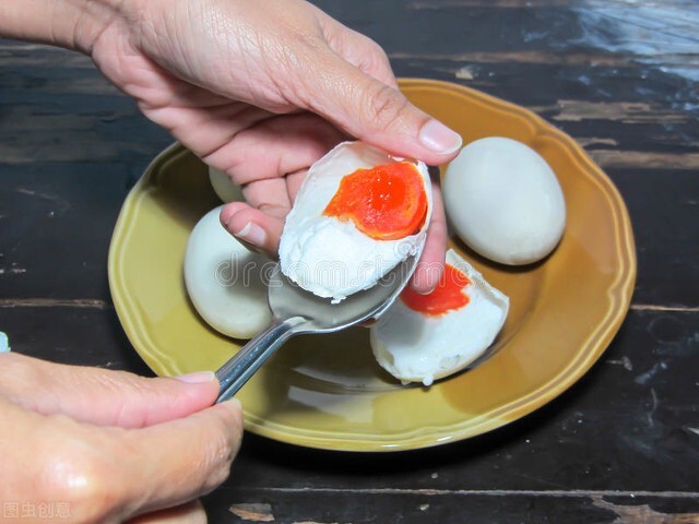吃咸鸭蛋有什么好处？哪些人不宜多吃？爱吃咸鸭蛋的你不妨来了解