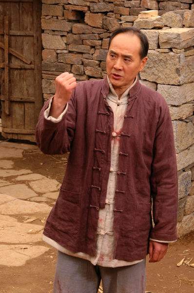 71岁老戏骨旅居云南！啃大饼逛夜市精神好，样子年轻不输张艺谋