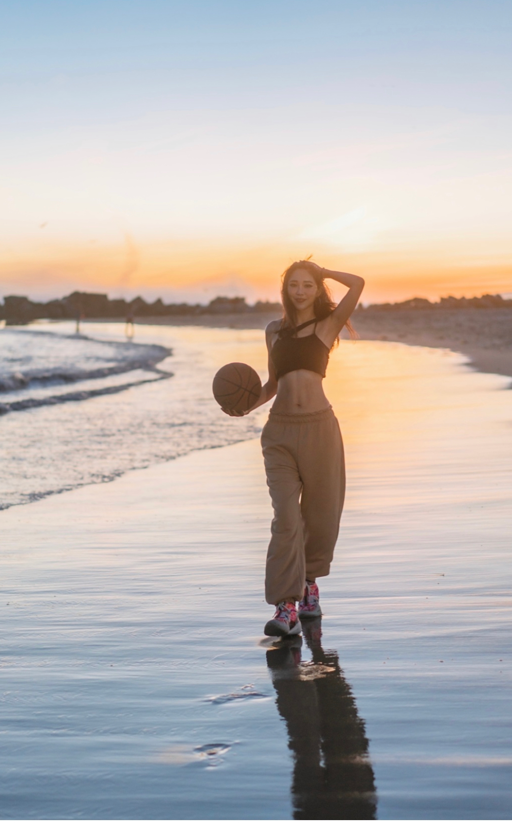 中国nba美女记者有哪些(爱上跳舞！NBA美女记者周玲安穿白衣短裙出镜：运动是最好的医美)