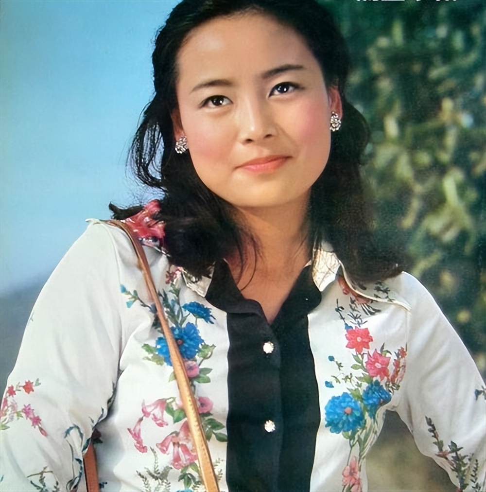 "弃夫出国",单身29年无子女,凭《庐山恋》爆红的张瑜近况如何