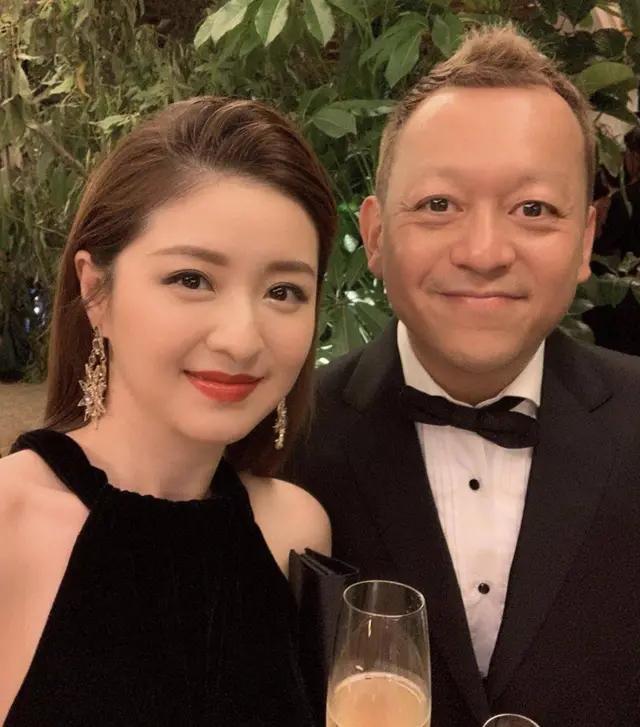 她是香港"咪神",屋村背景嫁大12岁餐饮界才俊,连生3女想追男