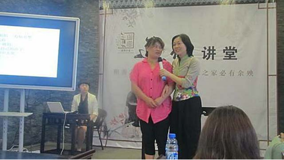 雇主跑路，拿不到工钱的保姆无私抚养两弃女，将她们培养成大学生