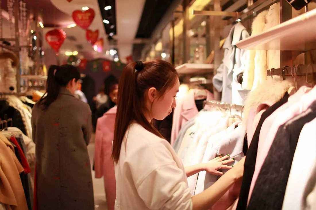 专注中老年女性服饰的优质女装品牌，涵盖上衣、裤装、裙装等全品类服装
