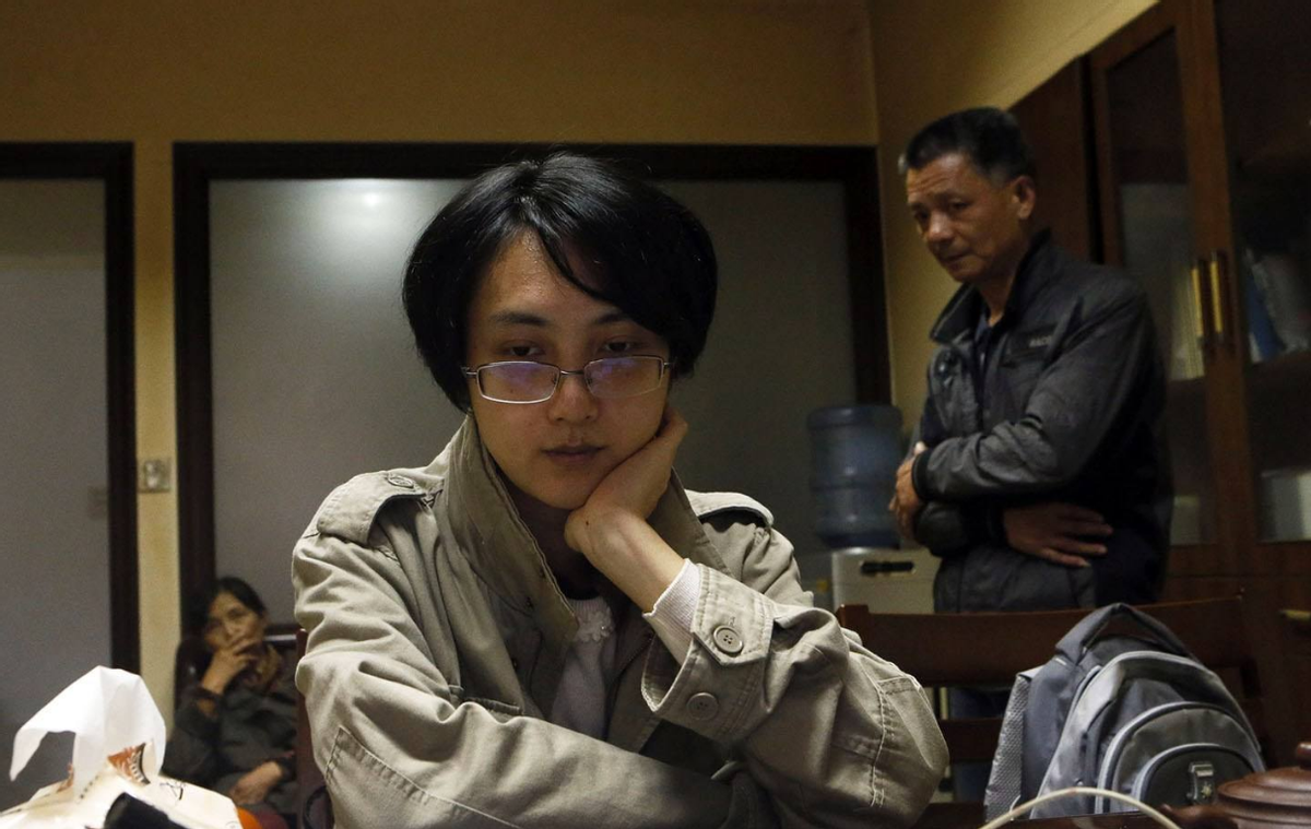 13岁“背母上学”的刘霆，10年后变性成女人，选美大赛上成功获奖