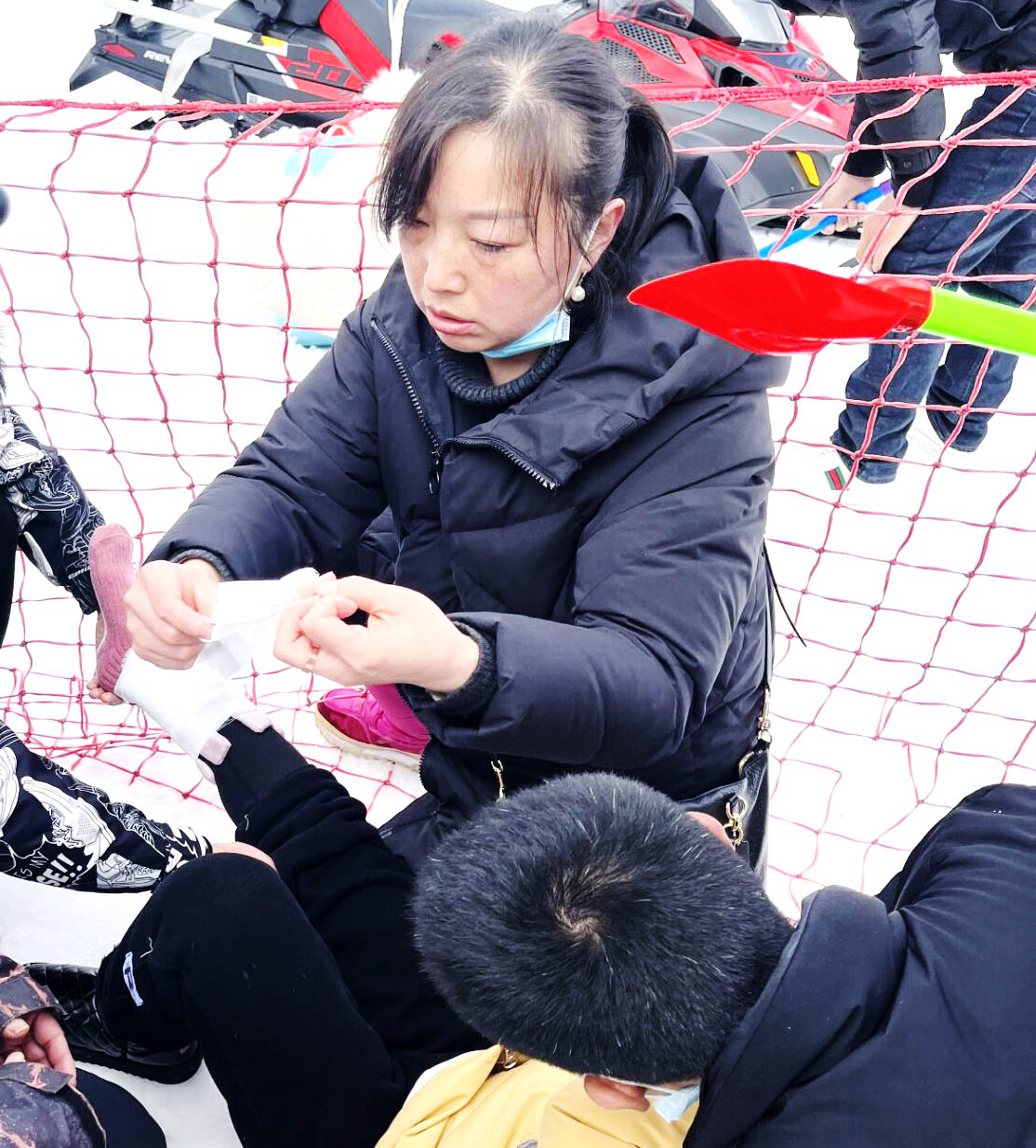 “我妈去玩雪时，顺便帮人绑了个腿”