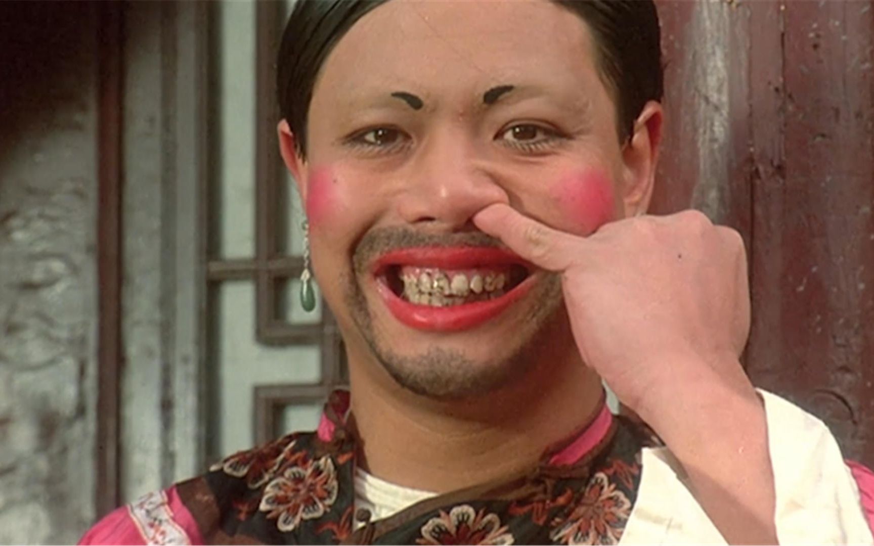 "回眸一笑"真的不要硬演,有人一眼万年,有人想给她按回去