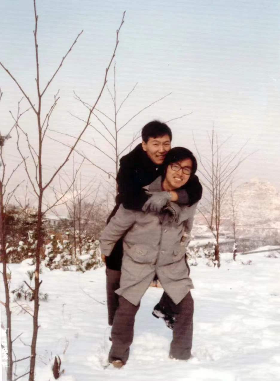 她年近半百还是“娇妻”，无子无女被宠爱10年，凭什么？