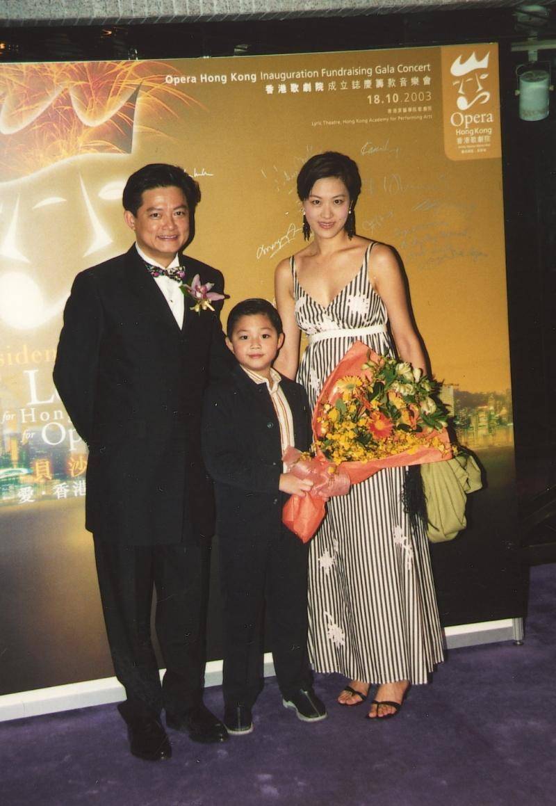 65岁莫华伦再婚大秀恩爱,亲吻小娇妻场面齁甜,女方身材尤为突出