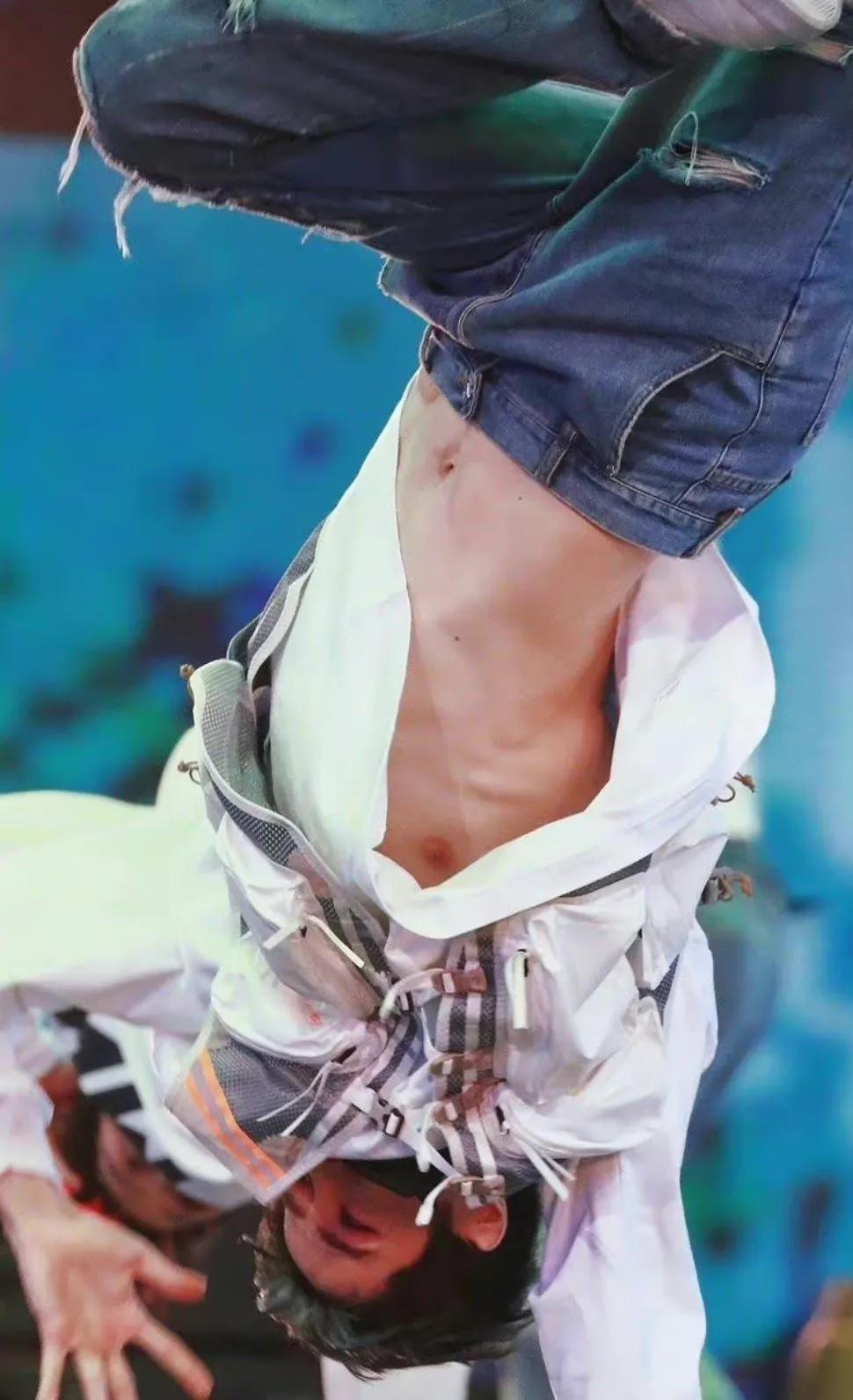 王一博的腹肌真的很优秀啊，阳光帅气的大男孩儿