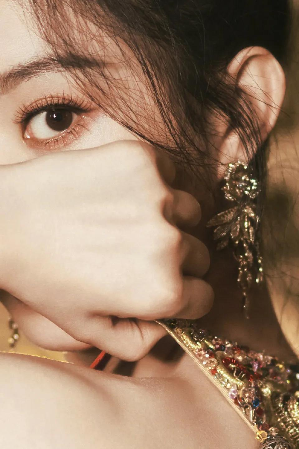 美图分享｜春风绕过发梢红纱｜赵丽颖