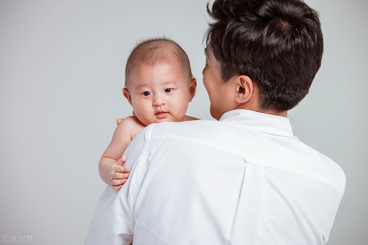 婴儿可以竖着抱吗（婴儿一竖着抱就不哭）